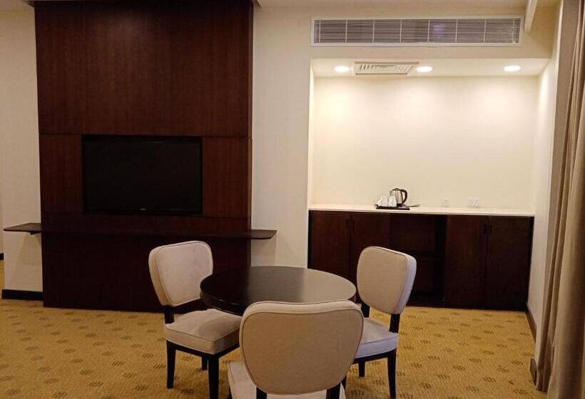 נוף לבריכה, Khabti Grand