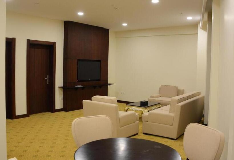 נוף לבריכה, Khabti Grand