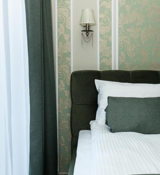 اتاق استاندارد سه تخته با بالکن, Mon Ami