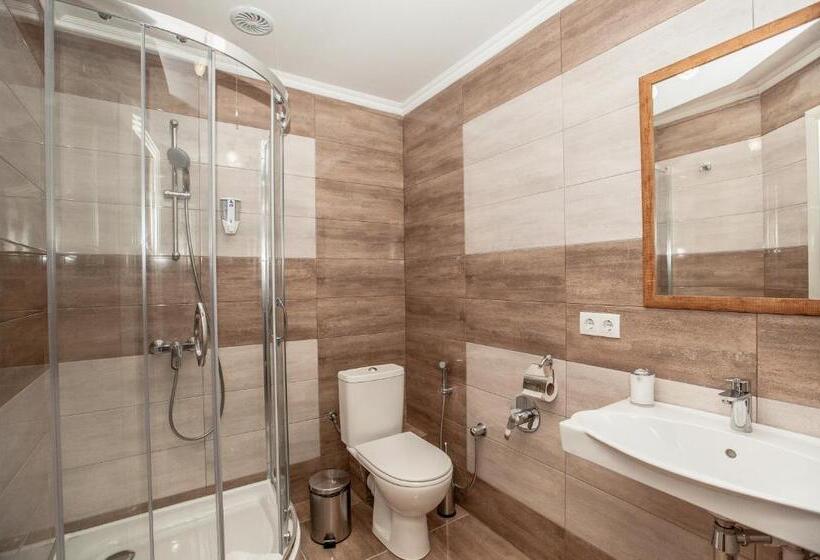 سوئیت با بالکن, Mon Ami