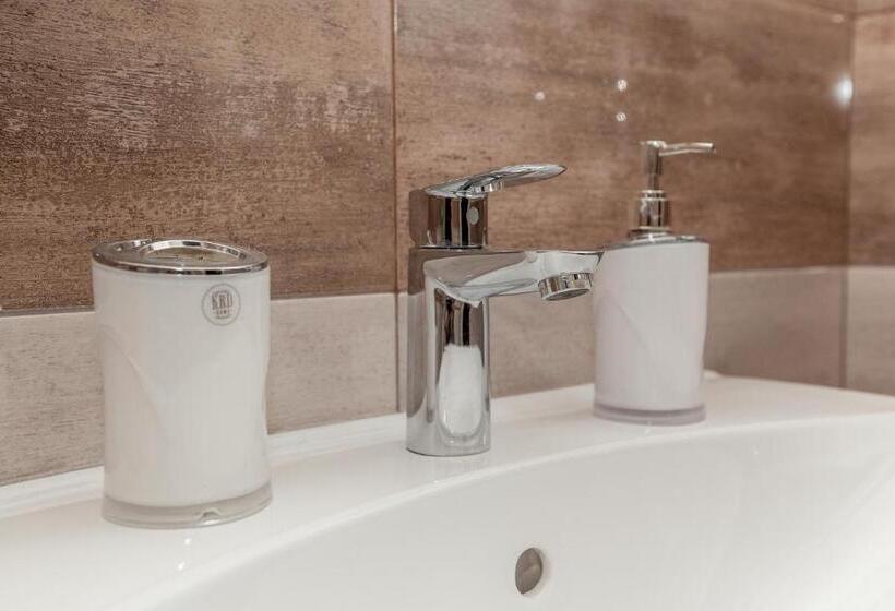 سوئیت با بالکن, Mon Ami