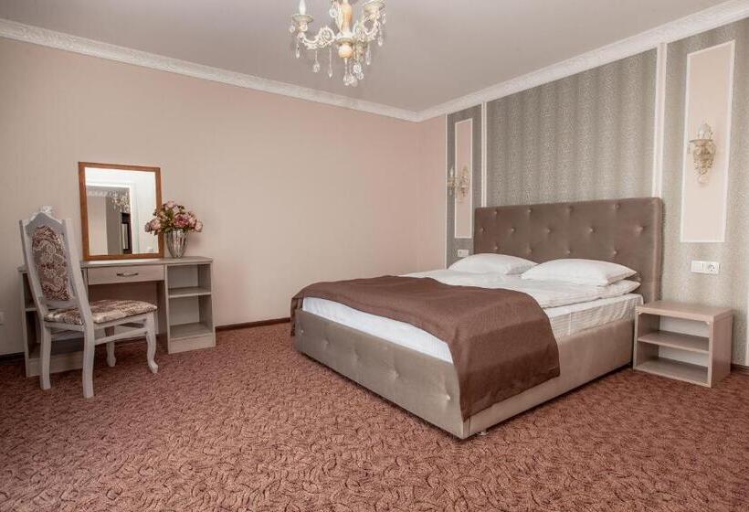 سوئیت با بالکن, Mon Ami