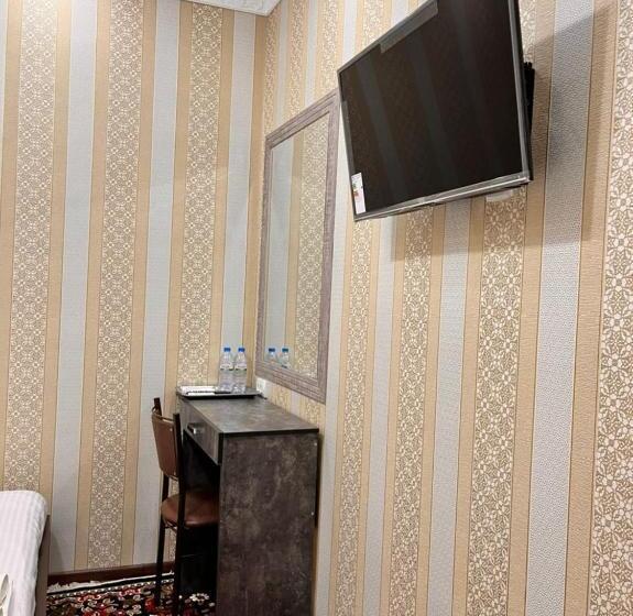 Üç Kişilik Rahat Oda, Hamida