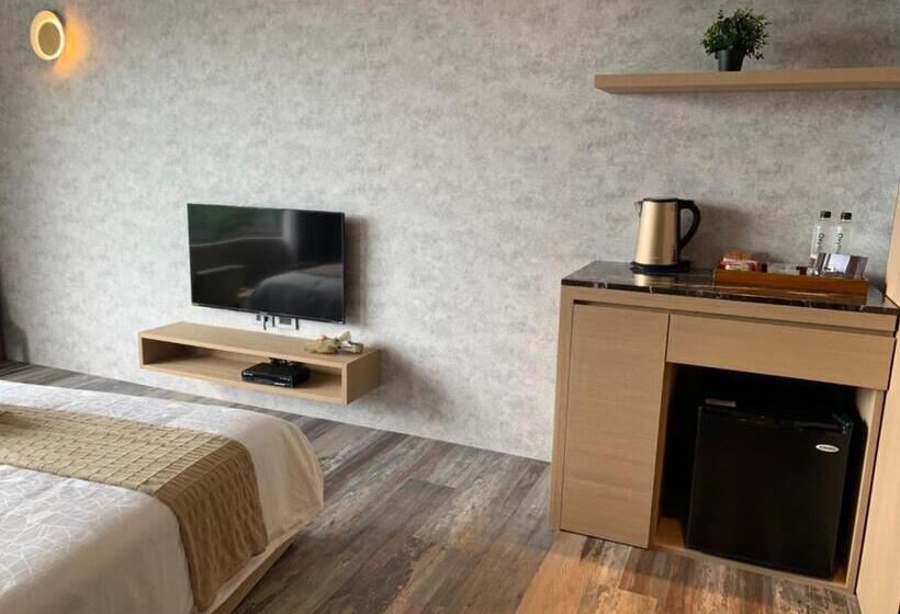 اتاق استاندارد با بالکن و چشمانداز دریا, Two Easy Inn