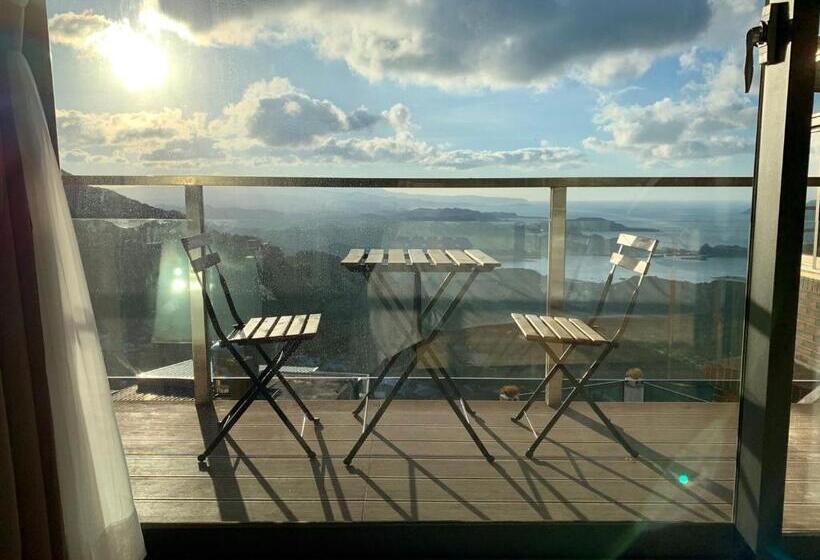 اتاق لوکس با بالکن و چشمانداز دریا, Two Easy Inn