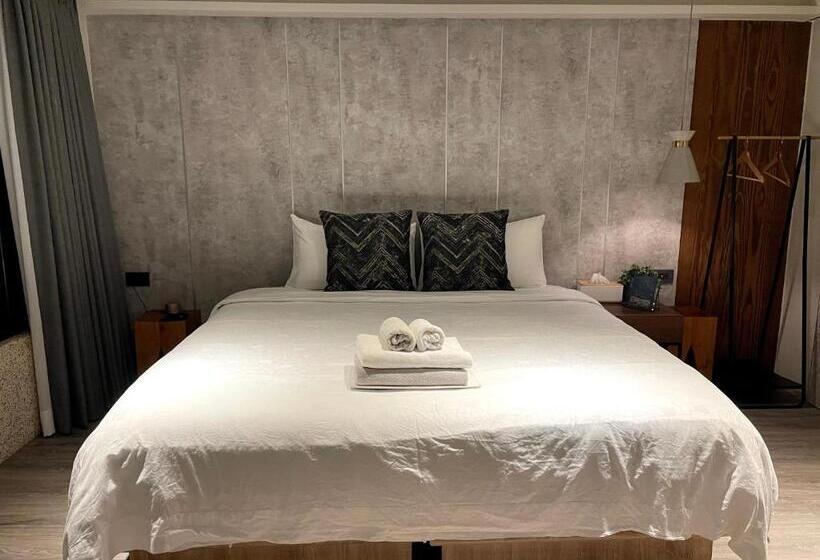 اتاق لوکس با چشمانداز دریا, Two Easy Inn