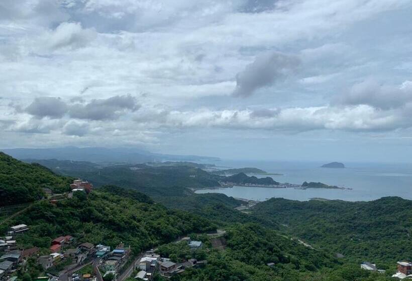 اتاق لوکس با چشمانداز دریا, Two Easy Inn