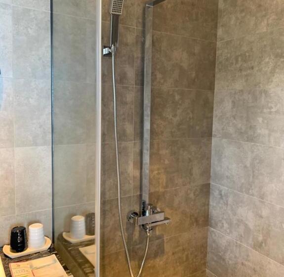 اتاق لوکس با چشمانداز دریا, Two Easy Inn