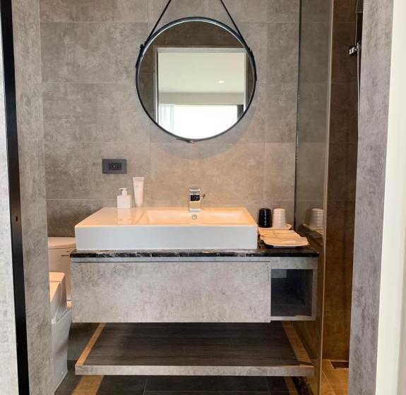 اتاق لوکس با چشمانداز دریا, Two Easy Inn