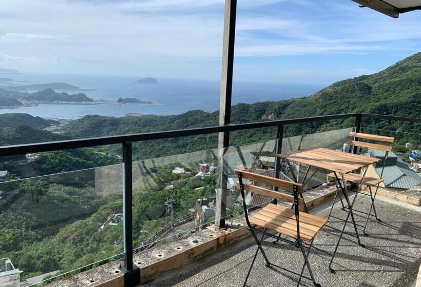 اتاق لوکس با چشمانداز دریا, Two Easy Inn