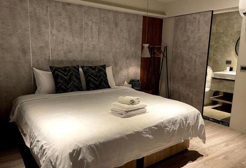 اتاق لوکس با چشمانداز دریا, Two Easy Inn