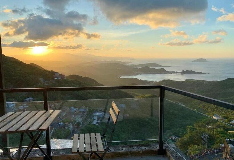 اتاق لوکس با چشمانداز دریا, Two Easy Inn