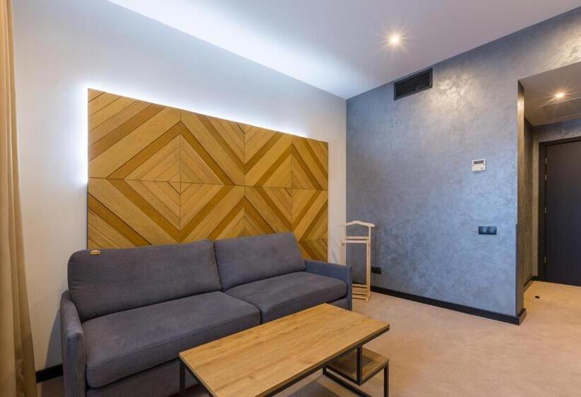 سوئیت دلوکس 2 خوابه, святий шарбель