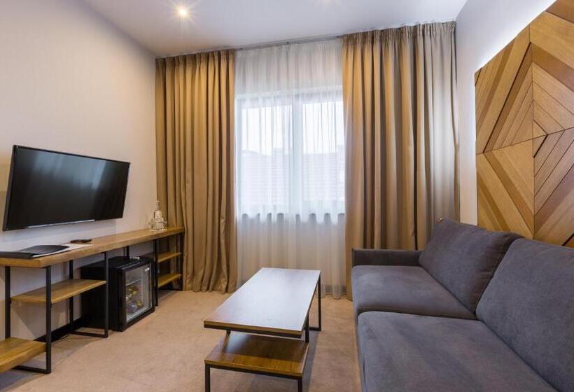 سوئیت دلوکس 2 خوابه, святий шарбель