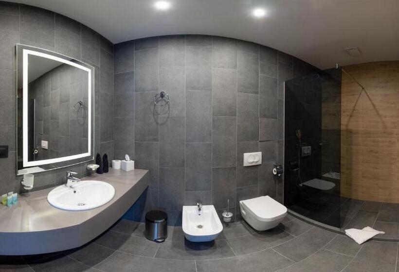 سوئیت دلوکس 2 خوابه, святий шарбель