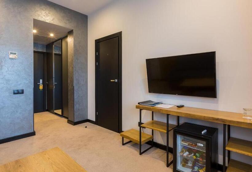 سوئیت دلوکس 2 خوابه, святий шарбель