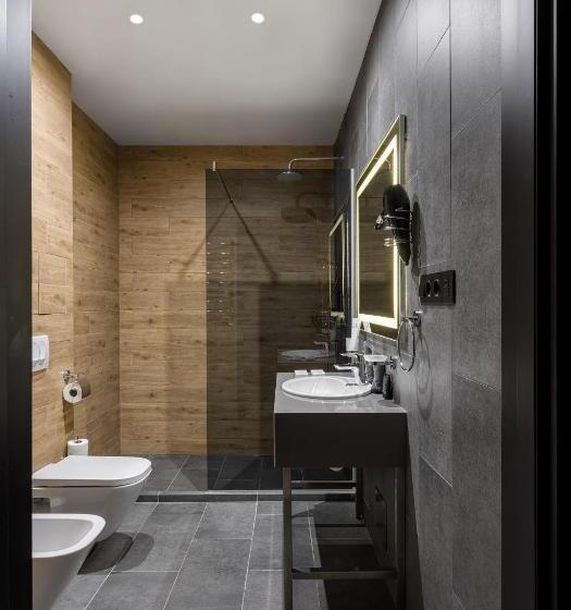 اتاق لوکس, святий шарбель