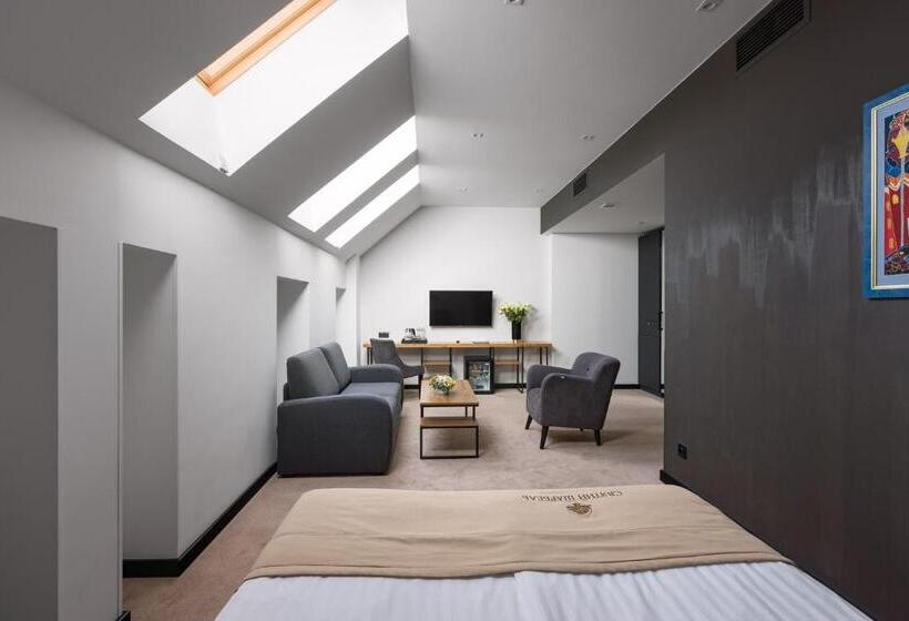 اتاق لوکس, святий шарбель