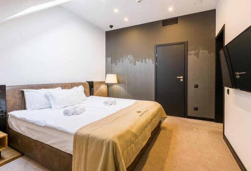 Habitaci�n Est�ndar Abuhardillada, святий шарбель