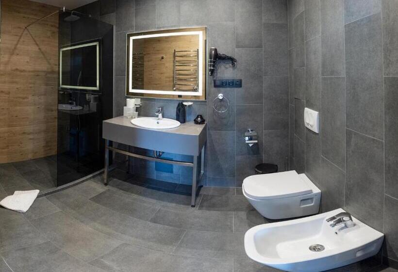 Habitaci�n Est�ndar Abuhardillada, святий шарбель