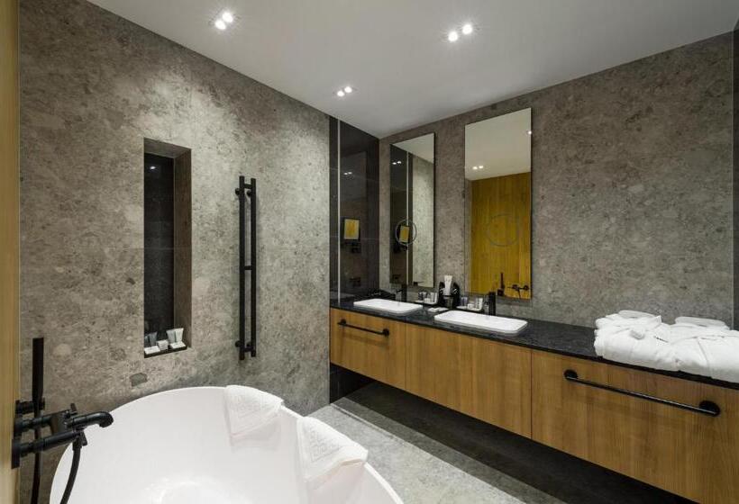 سوئیت با بالکن, святий шарбель