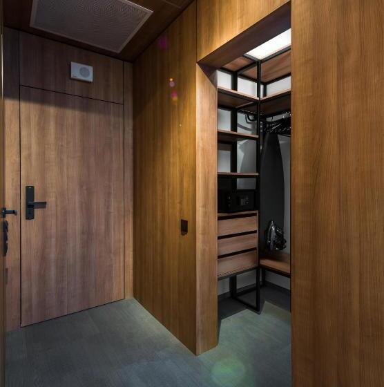 سوئیت با بالکن, святий шарбель