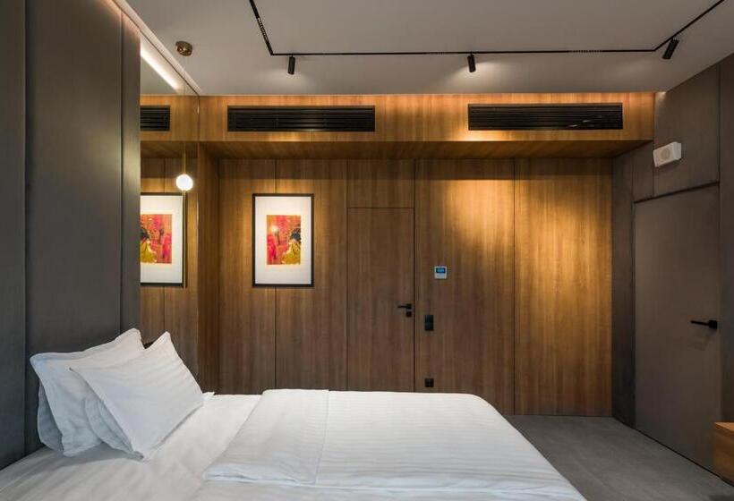 سوئیت با بالکن, святий шарбель