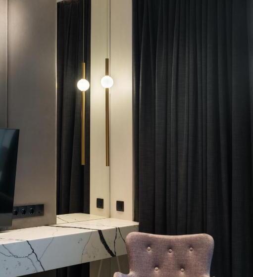 سوئیت با بالکن, святий шарбель