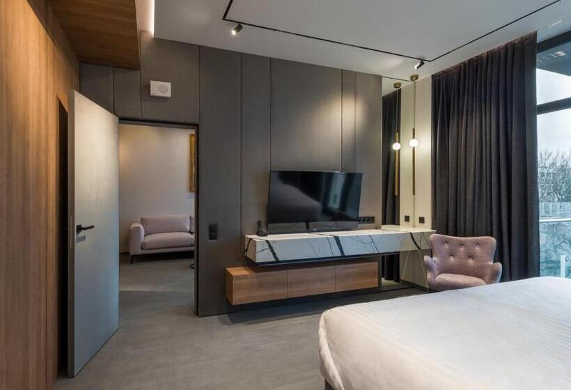 سوئیت با بالکن, святий шарбель