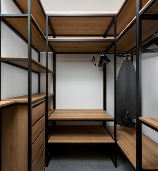 سوییت با چشمانداز کوه, святий шарбель