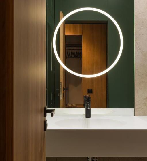 سوییت با چشمانداز کوه, святий шарбель