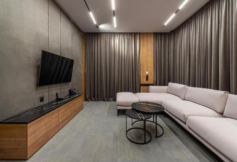 سوییت با چشمانداز کوه, святий шарбель