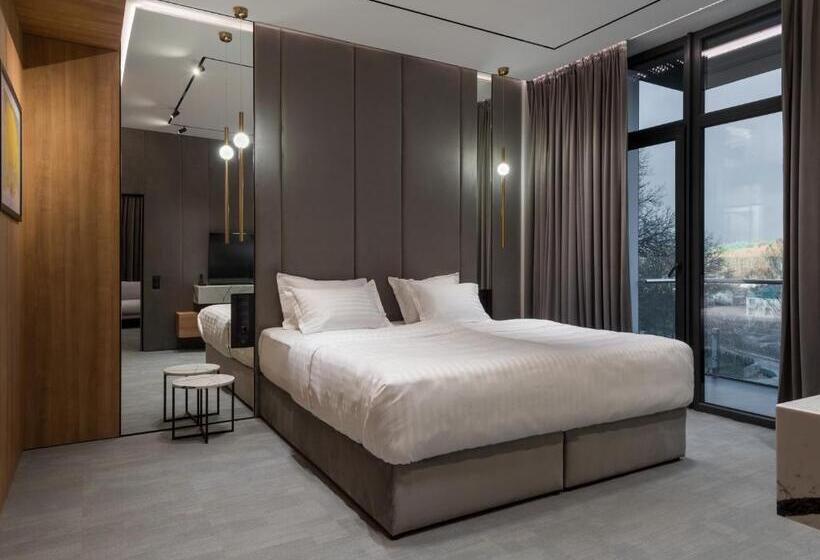 سوییت با چشمانداز کوه, святий шарбель