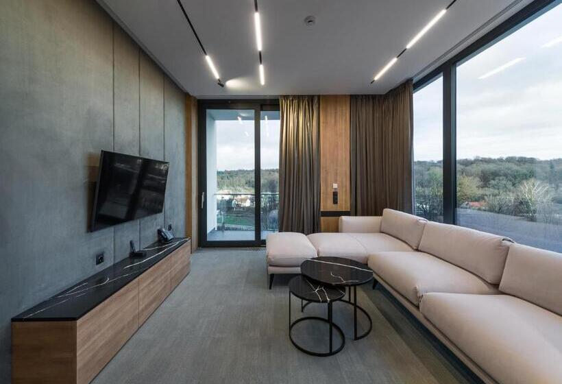 سوییت با چشمانداز کوه, святий шарбель