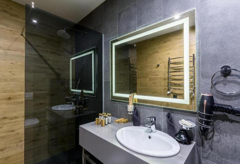 Habitaci�n Est�ndar Abuhardillada, святий шарбель