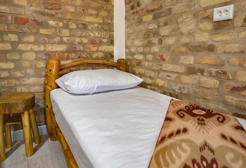 غرفة قياسية رباعية, Dervish Hostel