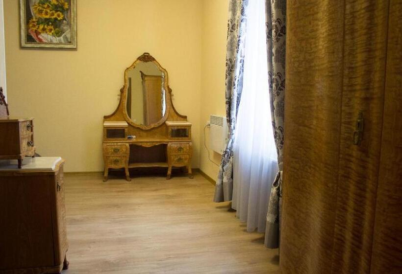 סוויטה, арт готель династія