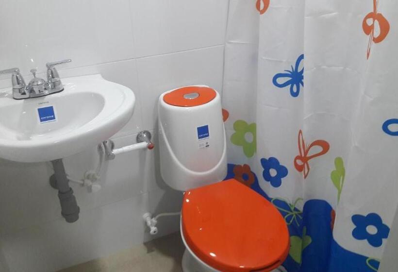 חדר משפחתי, La Avenida