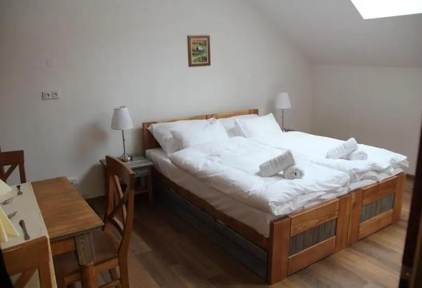 Basic Kolmen Hengen Huone, Resort Rybníček