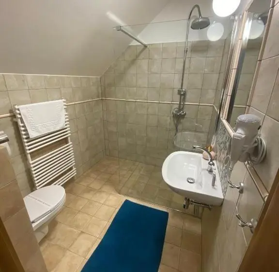 Basic Kolmen Hengen Huone, Resort Rybníček