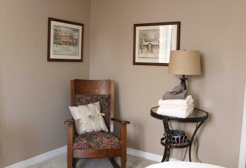 חדר סטנדרט לשלושה, Tailwinds B&b