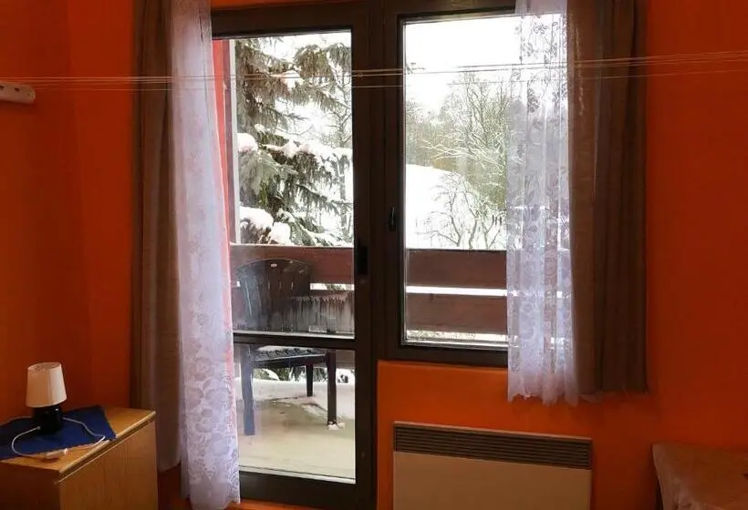 バス共有のスタンダードルーム, Na Trojce