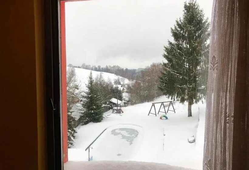 バスルーム共有のトリプルスタンダード, Na Trojce
