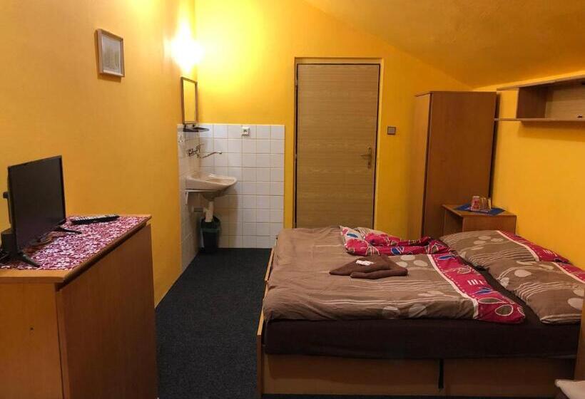 חדר סטנדרט לשלושה עם חדר אמבטיה משוף, Na Trojce