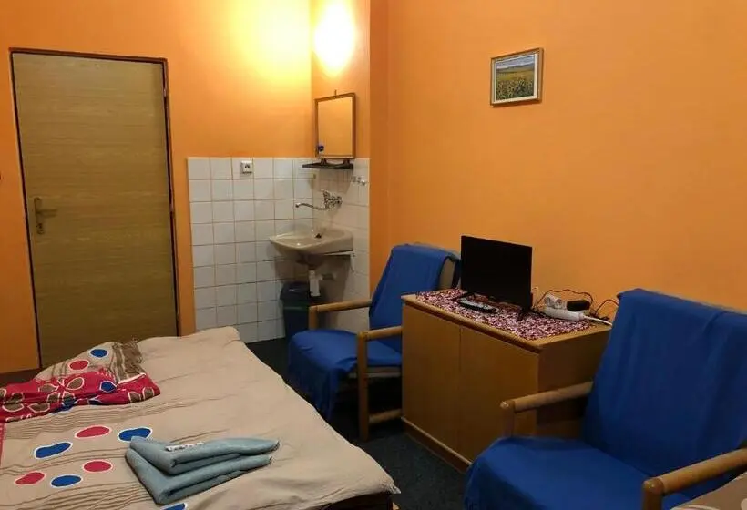 浴室共有スタンダード4人用ルーム, Na Trojce