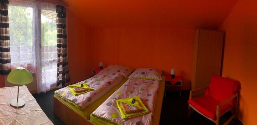 סוויטה עם מרפסת, Na Trojce