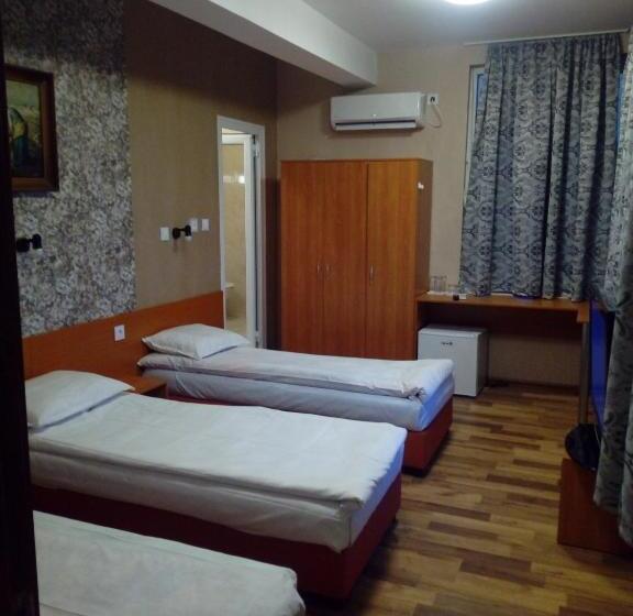 חדר סטנדרט לשלושה, Toni