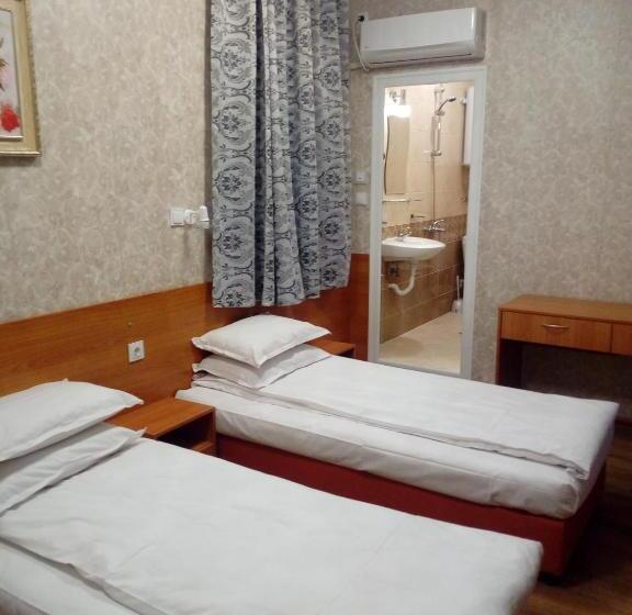 חדר סטנדרט לשלושה, Toni