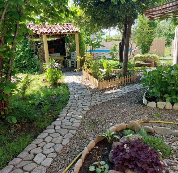 اتاق خانوادگی با چشم‌انداز باغ, Guesthouse Cottage