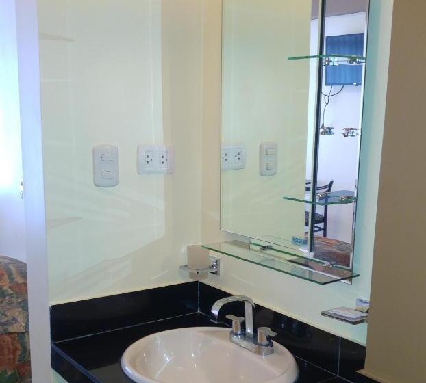 غرفة قياسية ثلاثية, Regency Plaza